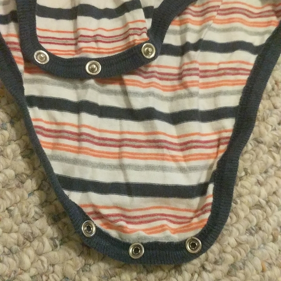 Tommy Hilfiger long sleeve onesie for 18-24 months with snaps to keep shirt tuck - Picture 4 of 7